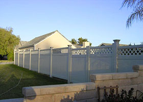 white vinyl fence