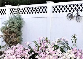 white vinyl privacy fence with lattice top