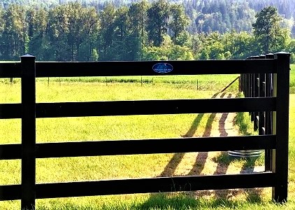 black 3 rail vinyl horse fence