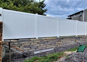 Gray vinyl privacy fence 6' Tall